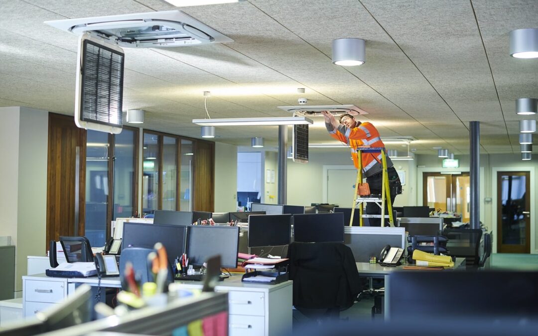 Jak poprawić jakość powietrza w&nbsp;budynkach biurowych poprzez czyszczenie wentylacji?